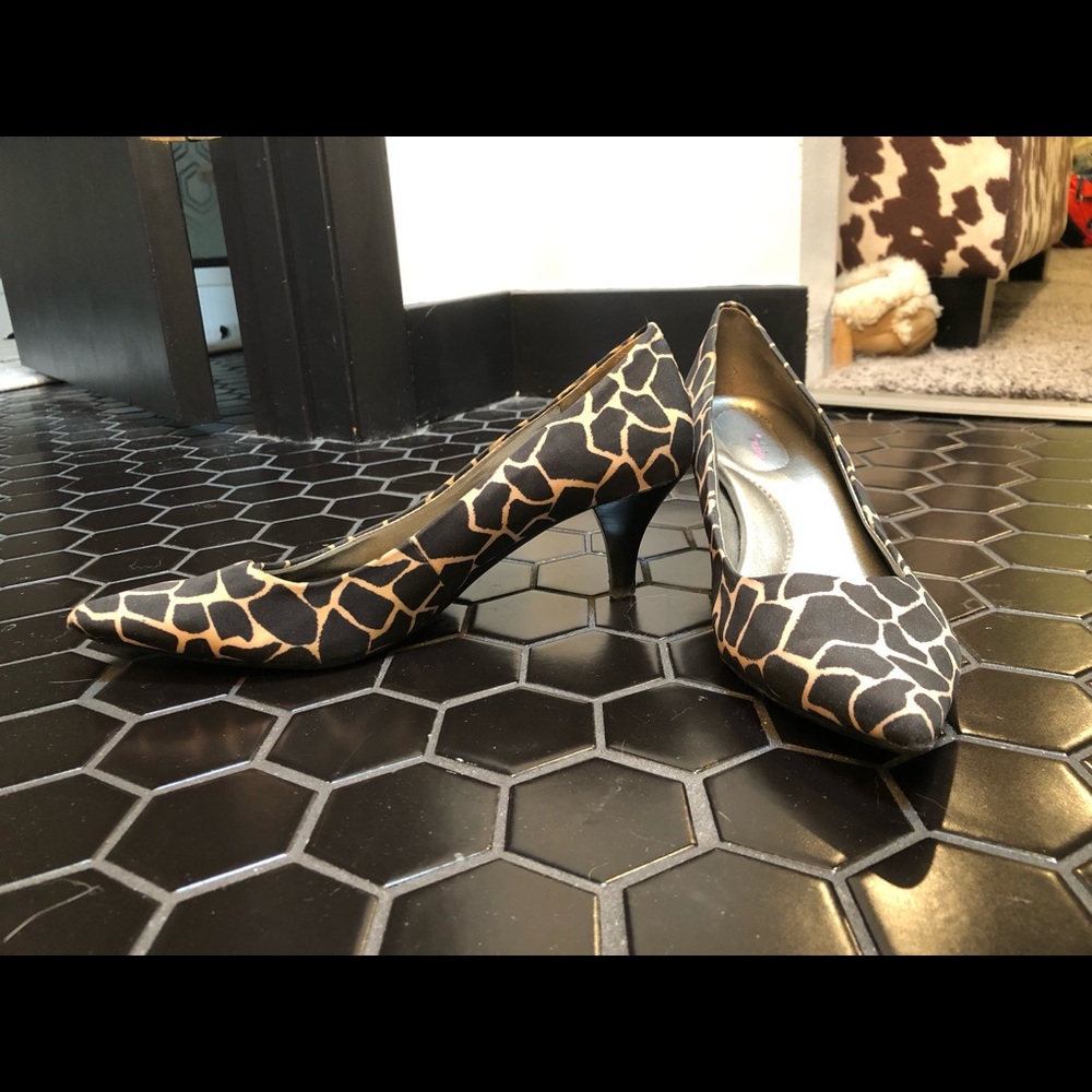 Bandolino giraffe print kitten heel with pointed toe